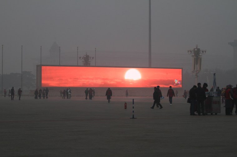 Pantalla de amanecer virtual en la plaza de Tiananmen (Photo by ChinaFotoPress/ChinaFotoPress via Getty Images)
